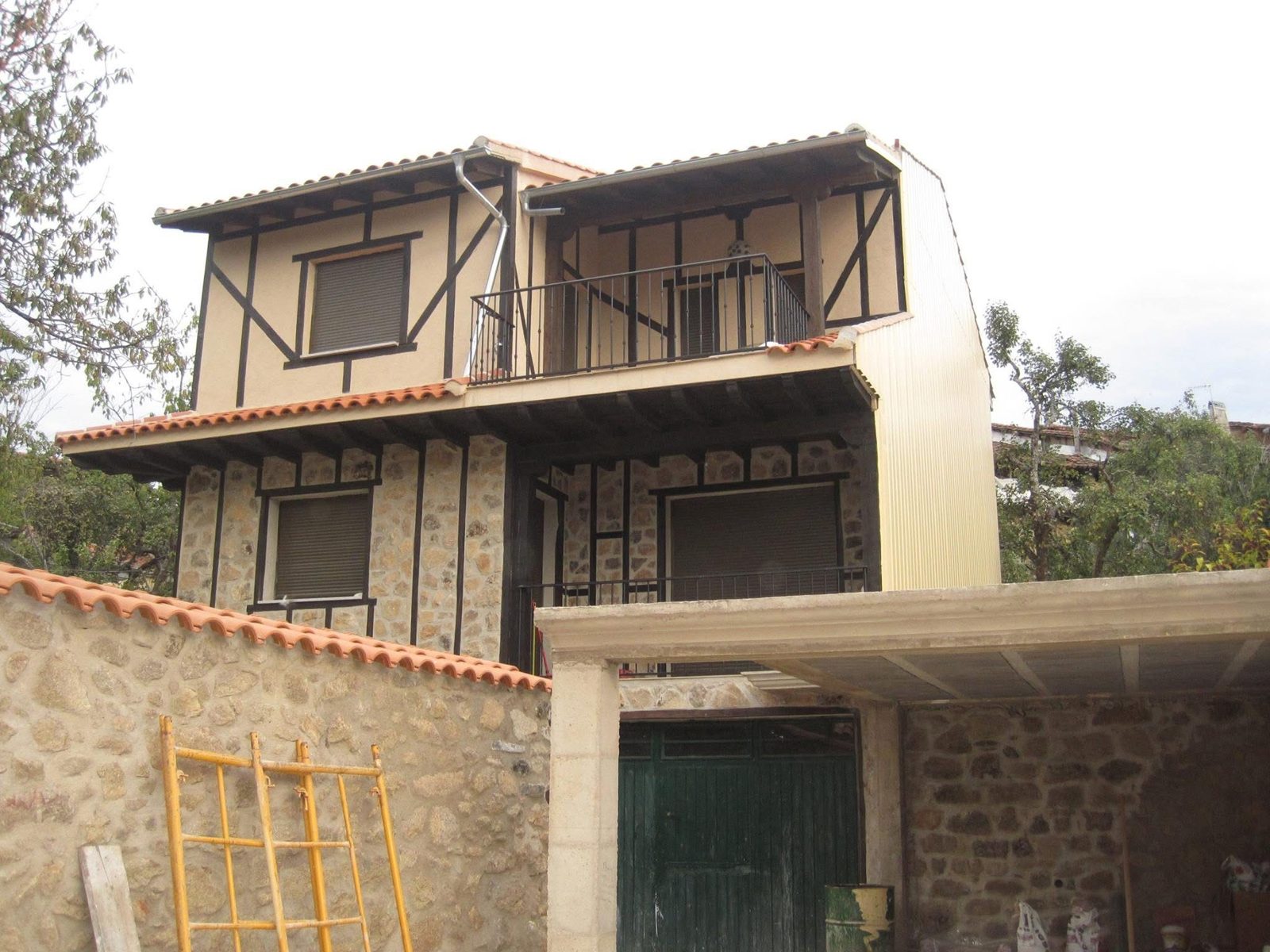 Vivienda con entramado de madera y piedra terminada por la empresa
