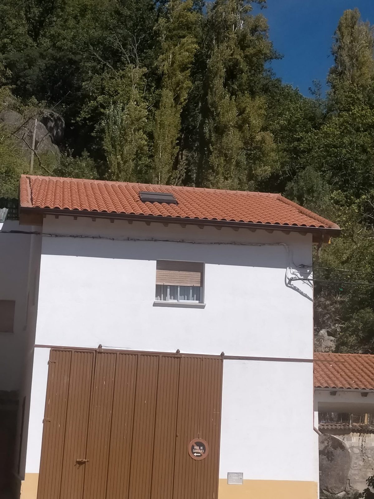 Fachada blanca con tejado de teja nuevo